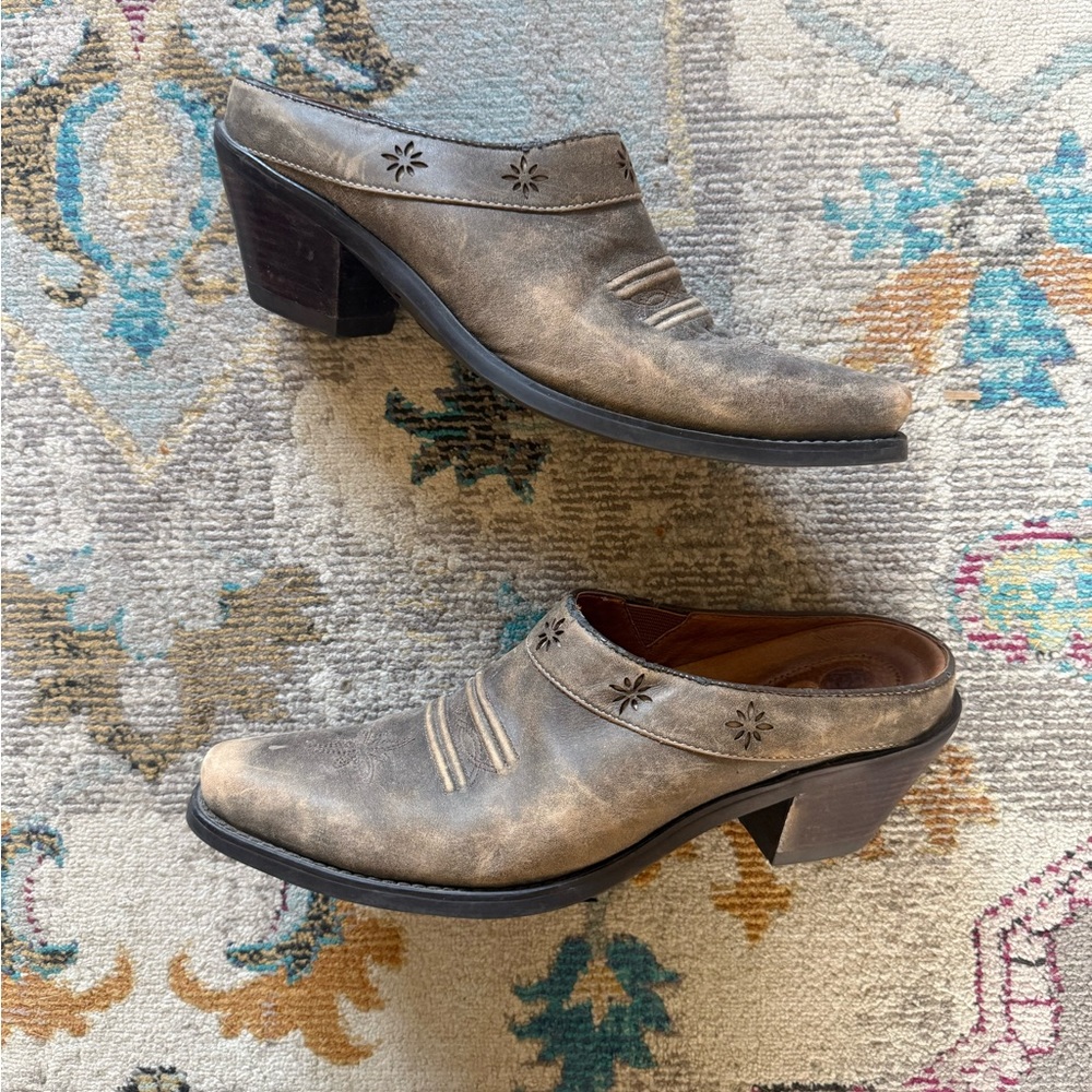 Ariat 🧲 Desert Star Western Mule Clogs